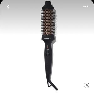 AmikA BLOWout babe Brush